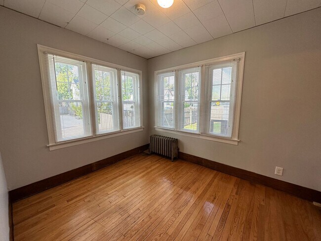 Building Photo - Gigantic 5 bedroom home on the NW side of ...