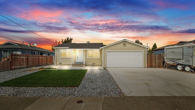 Building Photo - For Rent: Beautifully Updated 3-Bedroom Ho...