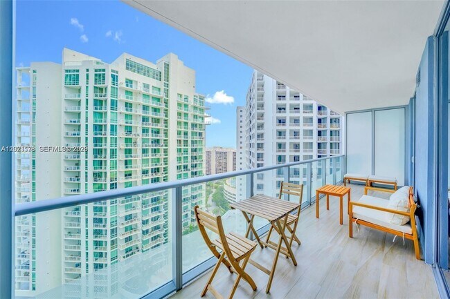 Building Photo - 1300 Brickell Bay Dr