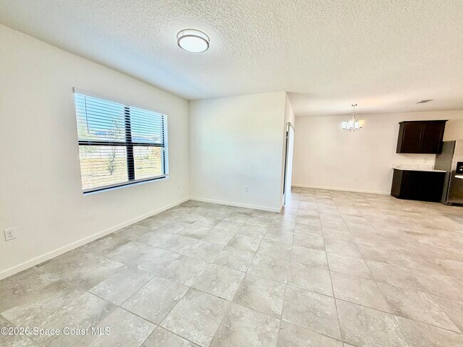 Building Photo - 388 Coyote Dr