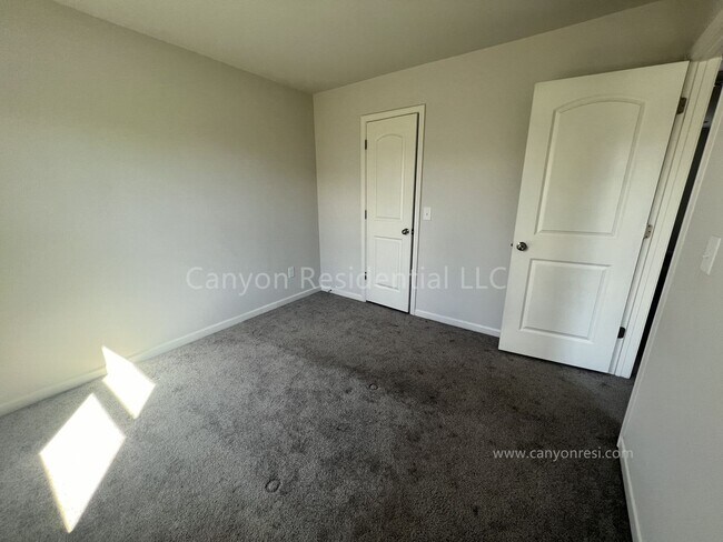 Building Photo - Beautiful 3b Room!Move in ready!