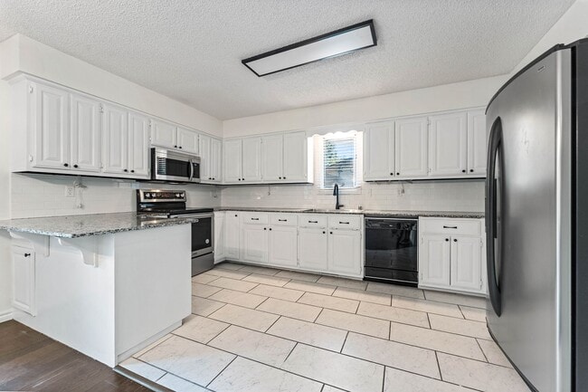 Building Photo - 7 Whitwick Ln
