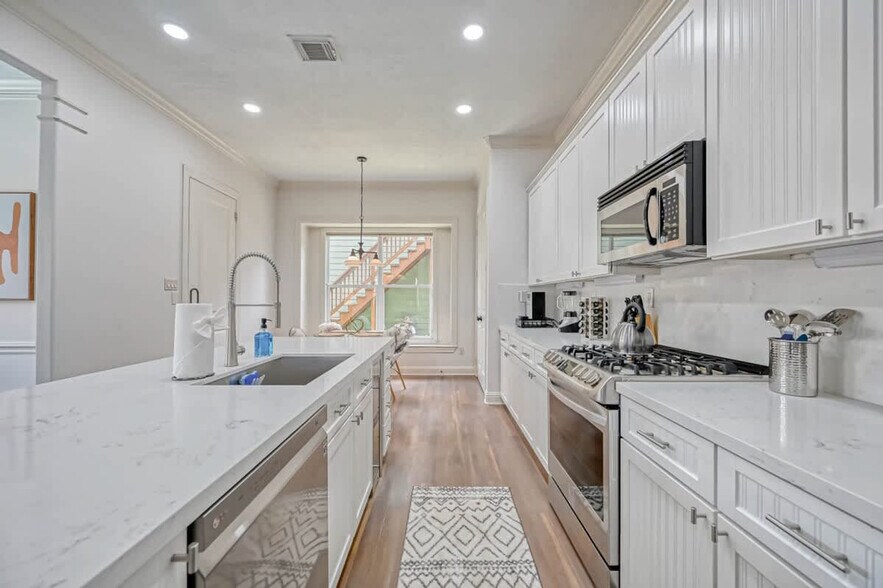 Building Photo - 1352 Dorothy St