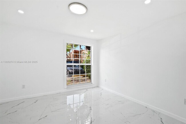Building Photo - 7151 Miami Lakes Dr