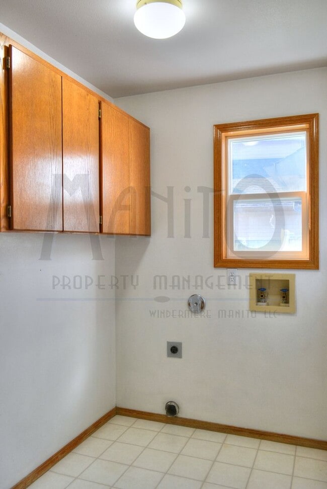 Building Photo - Sprawling Liberty Lake Home