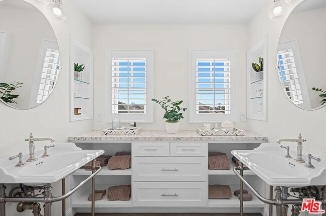 Building Photo - 2584 Bungalow Pl