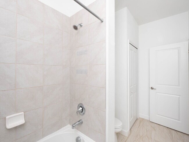 Building Photo - Newer-construction townhome in the highly desirable Lorraine Lakes