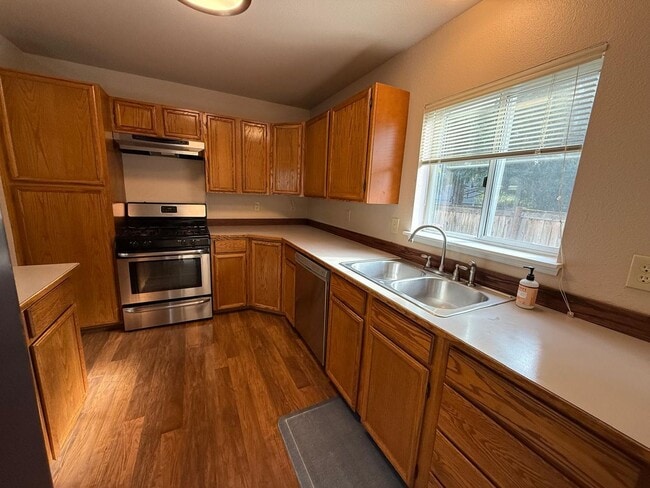 Building Photo - 3 Bed 2.5 Bath House In Leschi