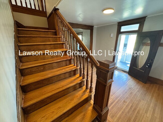Building Photo - Three Bedroom Home - Walking Distance to G...