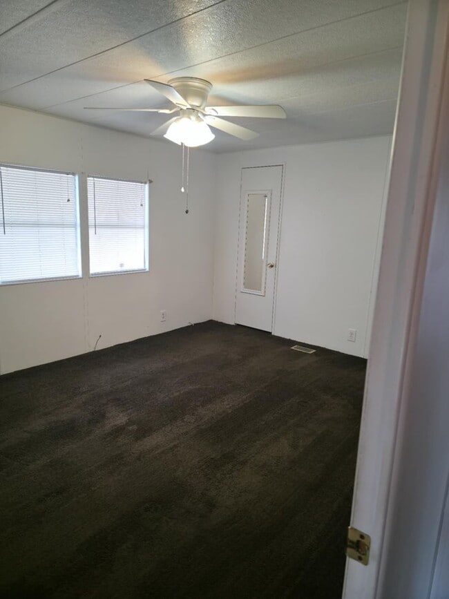 Building Photo - 2 BEDROOM 2 BATHROOM ON THE GOLF COURSE