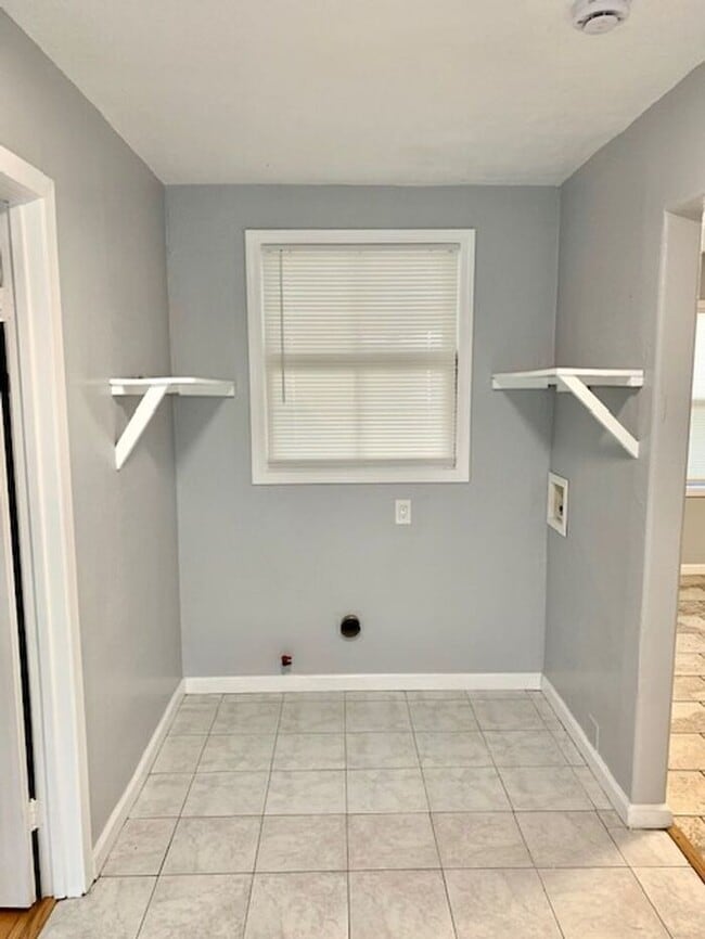 Building Photo - Great 3 bed 1.5 bath House with Garage in ...