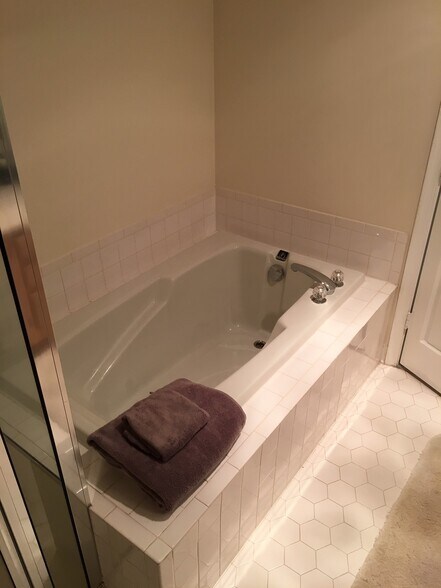master bath - 605 Admiral Dr
