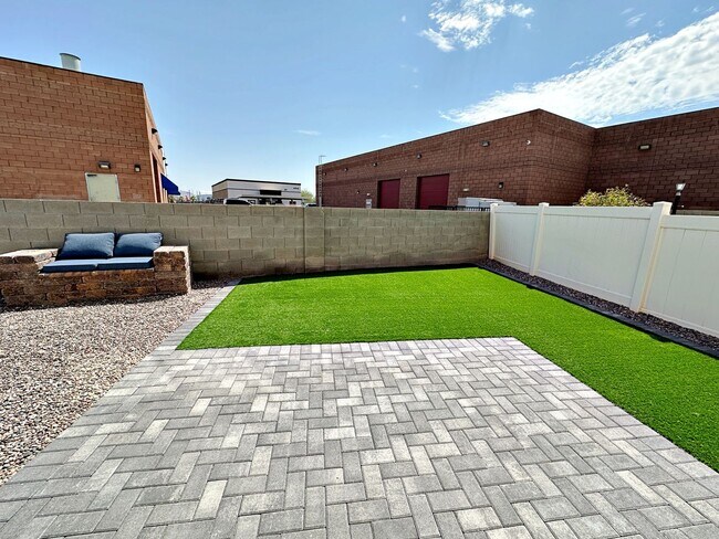 Building Photo - 3 BEDROOM TOWNHOME WITH YARD + 2 CAR GARAGE IN GATED HENDERSON COMMUNITY