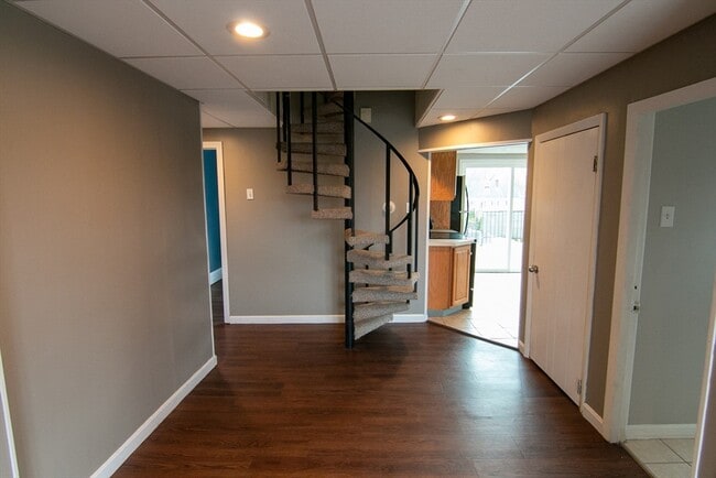 Building Photo - 118 Vine St