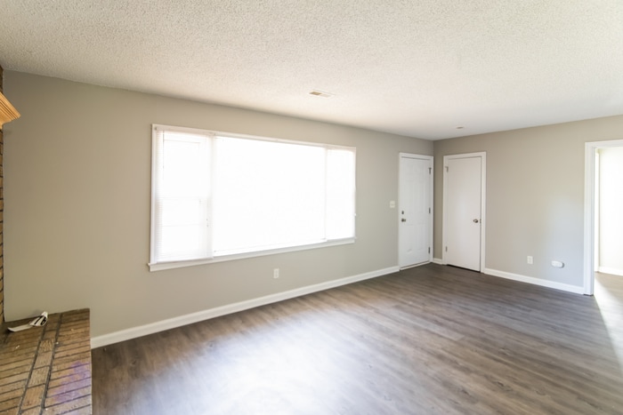 Building Photo - 7031 N Kenwood Dr
