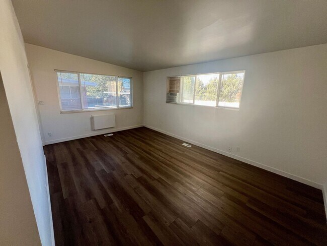 Building Photo - Move in special!  1/2 off first month's rent on Remodeled unit in Millcreek