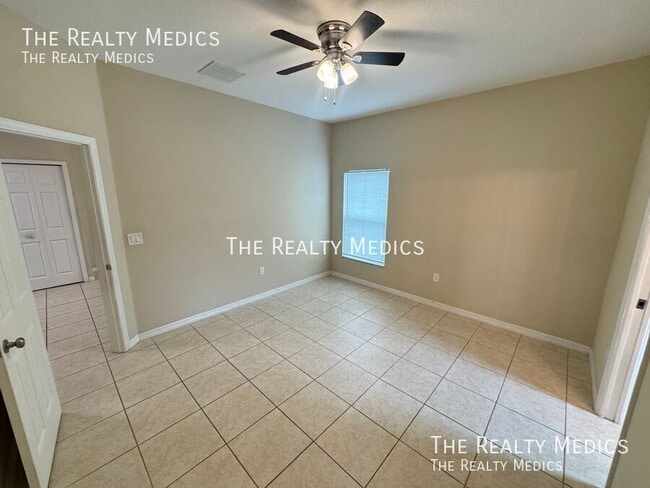 Building Photo - 548 Albatross Dr