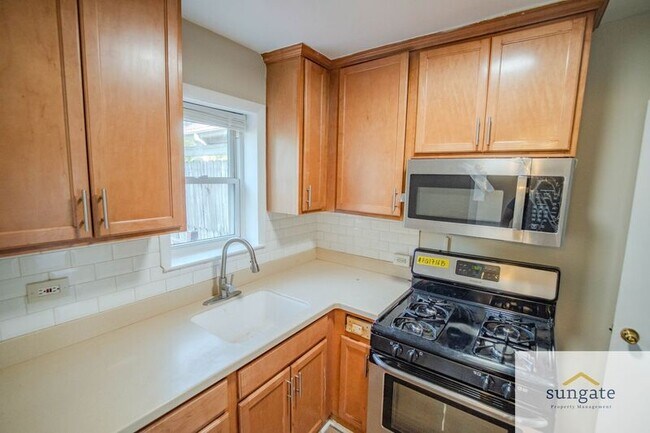 Building Photo - 5318 Patrick Henry Dr