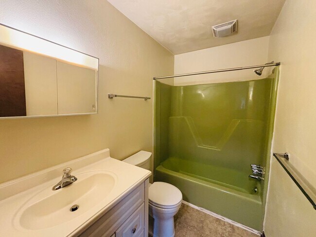 Building Photo - 2 Bedroom, 1.5 Bath Townhouse
