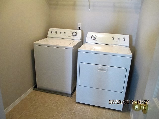 Building Photo - Awesome 3br 2.5ba in Durham. Fenced Yard!  Avail June 5, 2026!