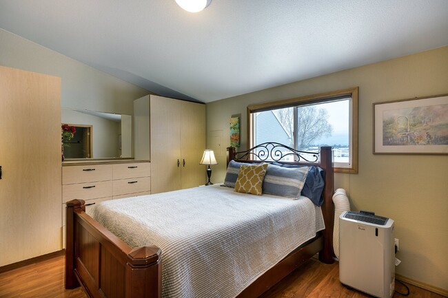 Building Photo - Pet Friendly! 1 bedroom w/ utilities & internet included! (Avail. Sept thru May only)