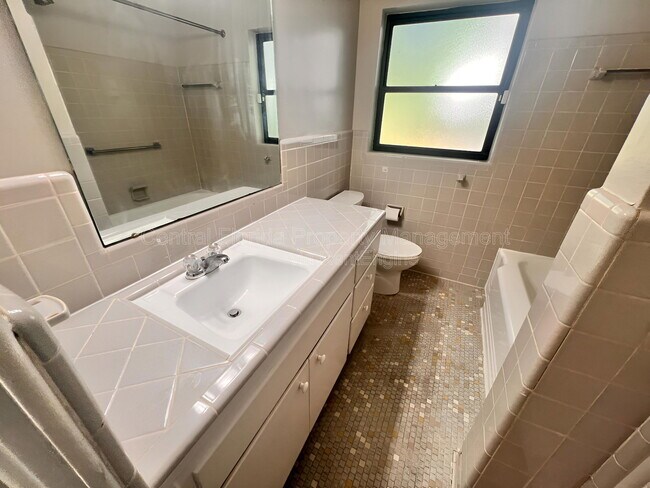 Building Photo - 2011 Howard Dr