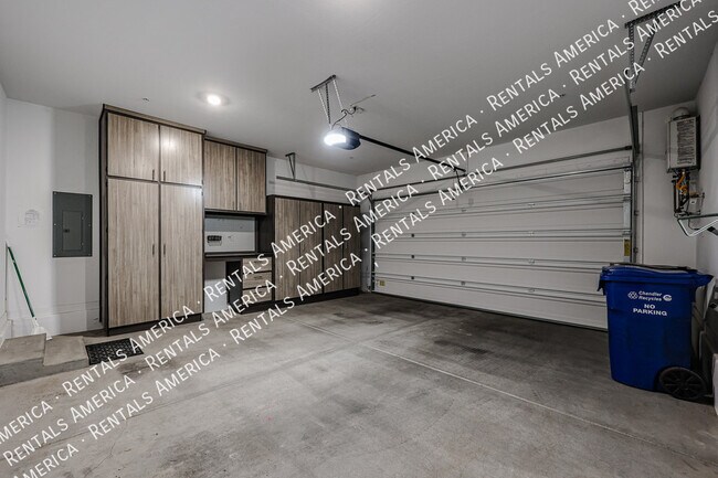 Building Photo - 4077 S Sabrina Dr