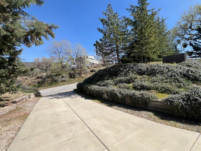 Building Photo - 27030 Oakflat Dr