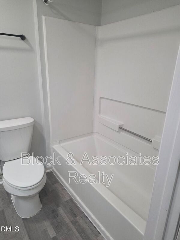 Building Photo - 1411 Collegiate Cir