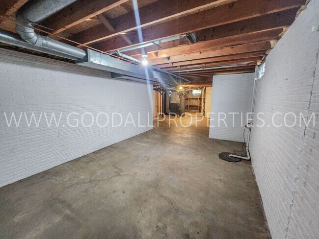 Building Photo - Executive 4 Bedroom Home in West Des Moine...