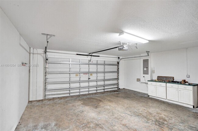 Building Photo - 2057 SE Avon Park Dr