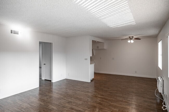 2BR, 2BA - 1,025SF - Living Room - Tustin View