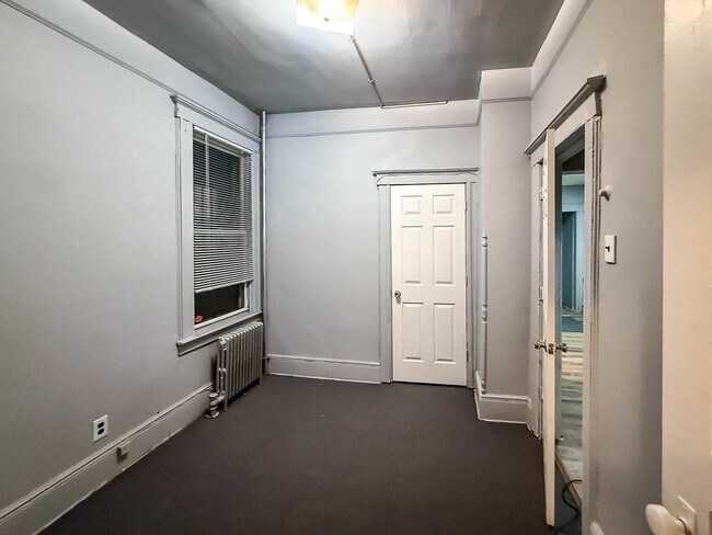 Building Photo - 57 Roosevelt Ave