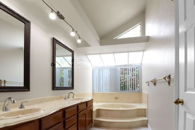 Building Photo - Spacious, Single Story Northgate Home For Rent