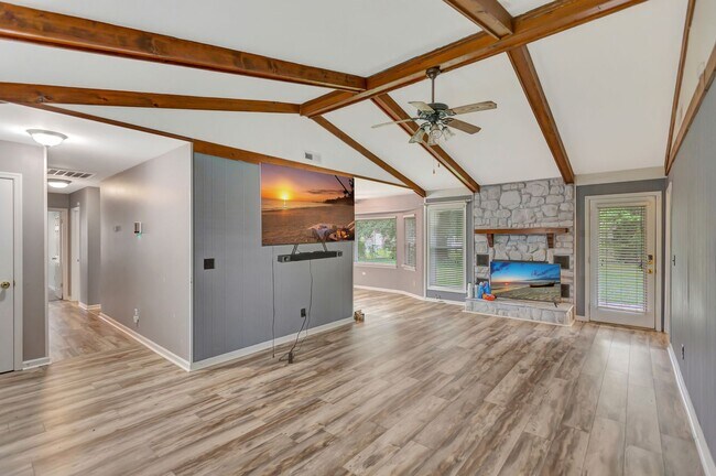 Building Photo - Charming Single-Story Home with Huge Backy...