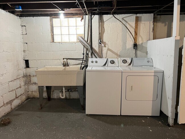 Building Photo - Now showing 2BR 1 Bath Townhouse!