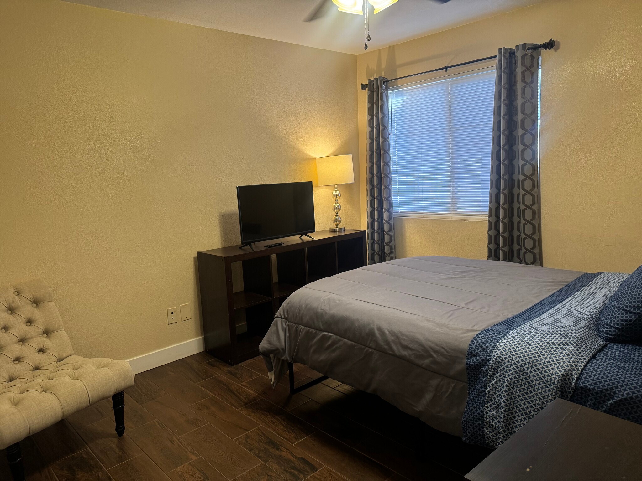 Building Photo - 10322 W San Juan Ave