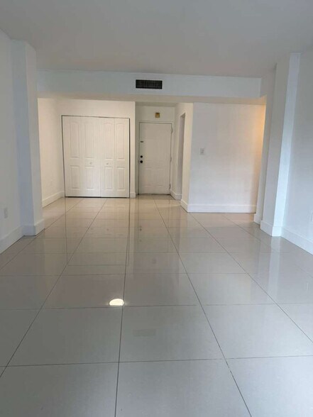 Building Photo - 9460 Fontainebleau Blvd