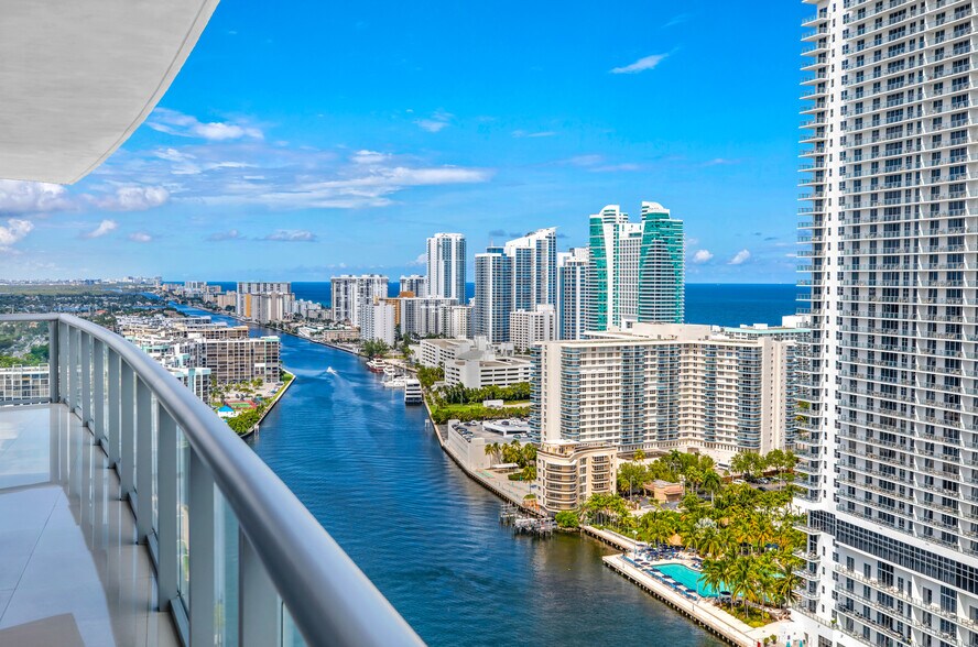 Building Photo - 2600 E Hallandale Beach Blvd