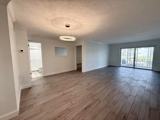 Building Photo - 121 Wettaw Ln