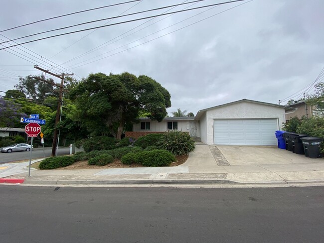 Primary Photo - Large Bedrooms! 6 Parking Spaces.