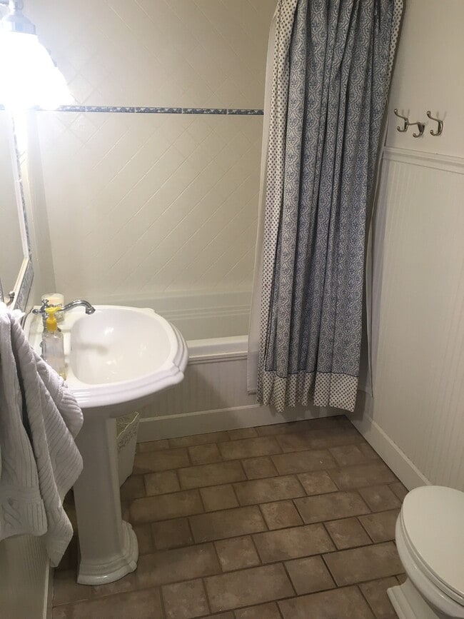 Building Photo - Spacious 6-Bedroom Home with Pool & Multip...