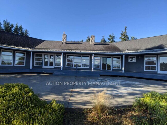 Building Photo - 3 bed 3 bath on 4.8 acres w/ beautiful water view