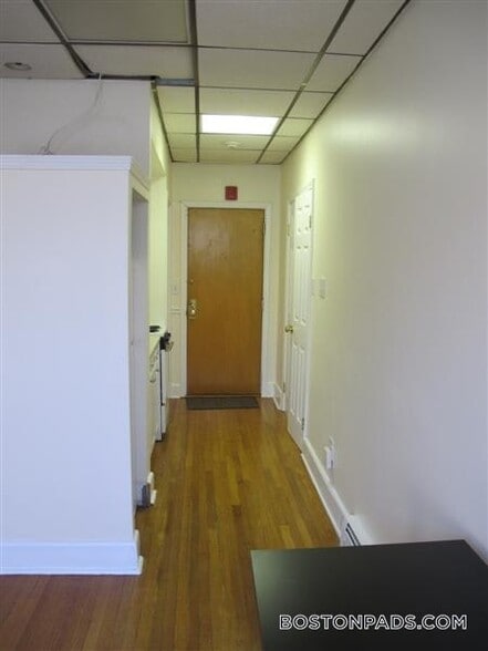 Building Photo - 879 Beacon St