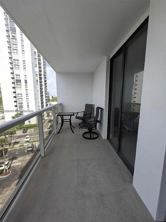 Building Photo - 3701 N Country Club Dr