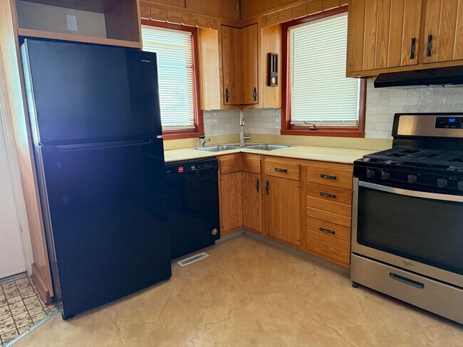 Building Photo - 4212 Beechgrove Dr