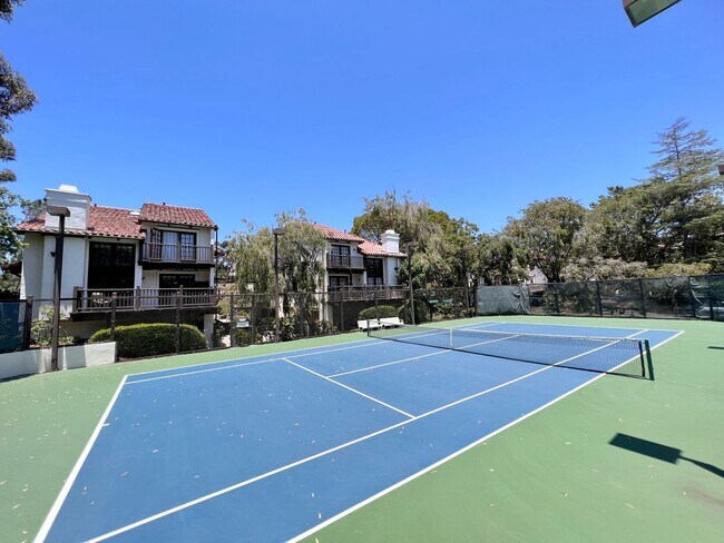 Building Photo - Stunning 2B/2.5BA Townhouse w/ W/D, Private Balconies & Pool!