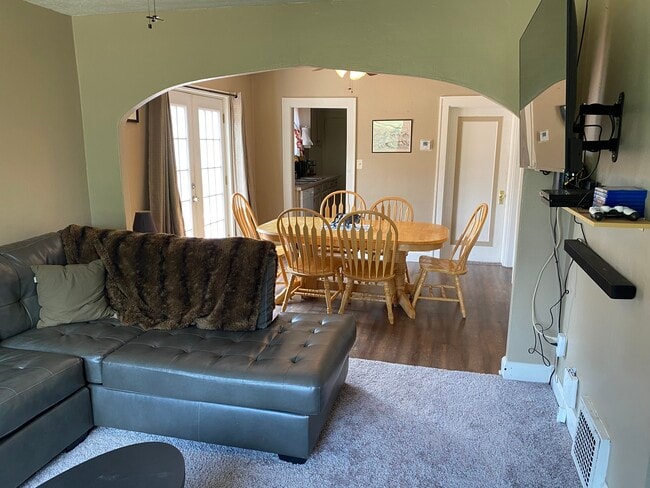 Building Photo - 2617 Maple Ave NE