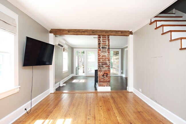 Building Photo - Charming Pet-Friendly Belmont Home