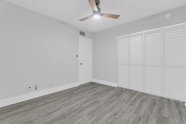 Building Photo - 200 Jacaranda Country Club Dr